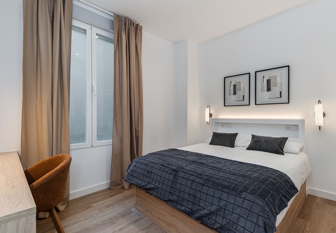 Rent by room in Madrid - Queens Bernabéu IV