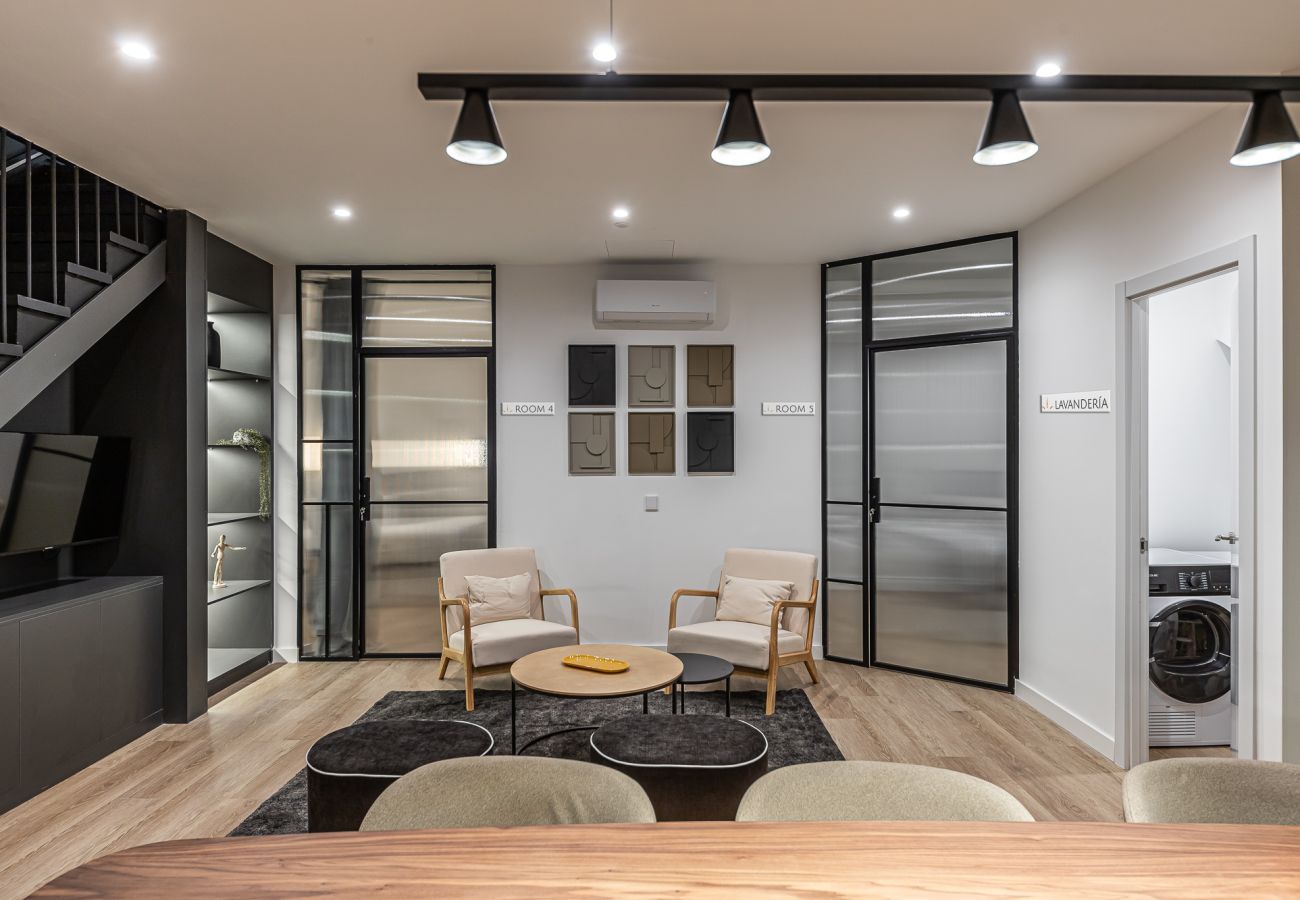 Rent by room in Madrid - Queens Plaza España I - Alquiler Corta Duración