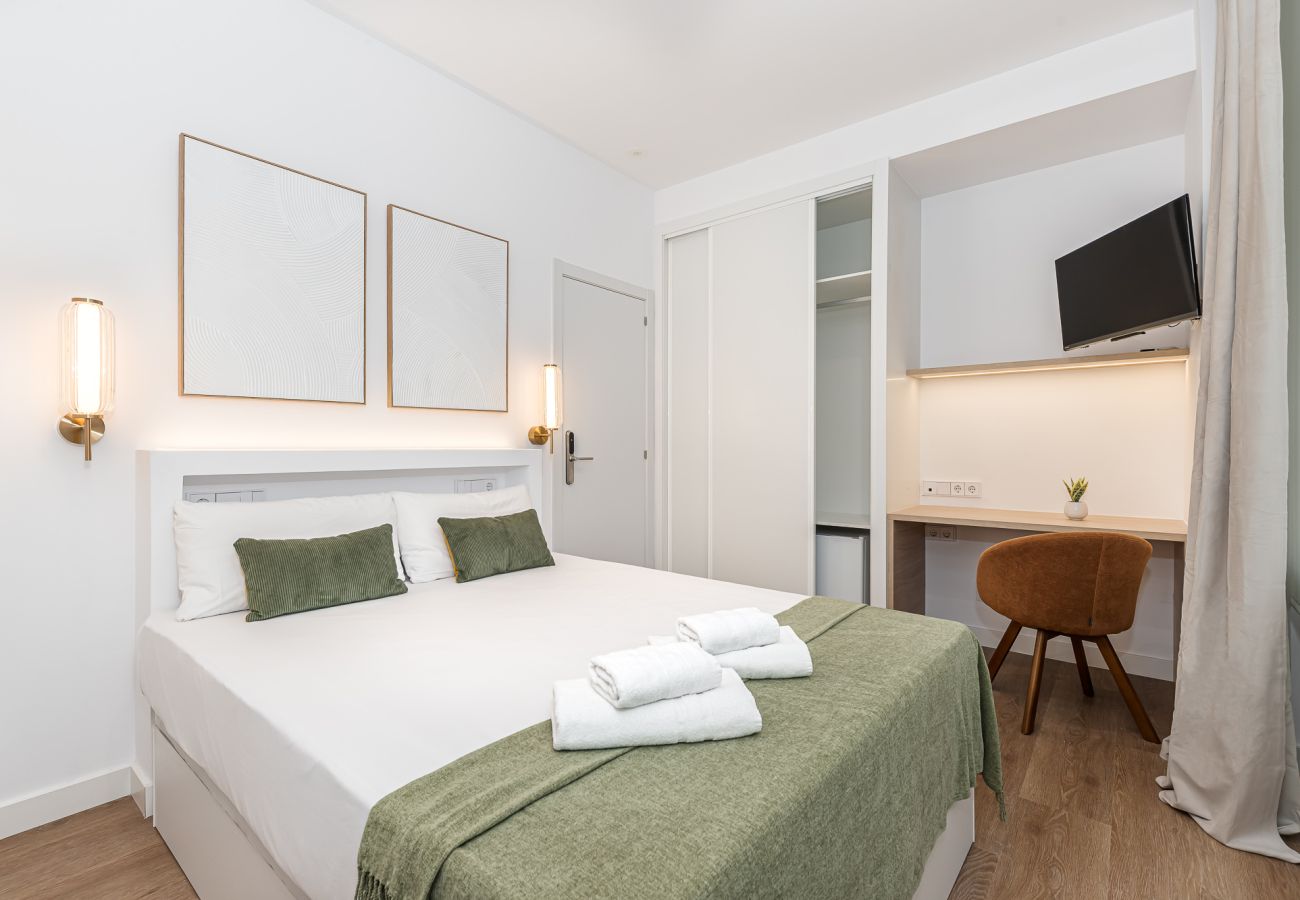 Rent by room in Madrid - Queens Bernabéu VIII